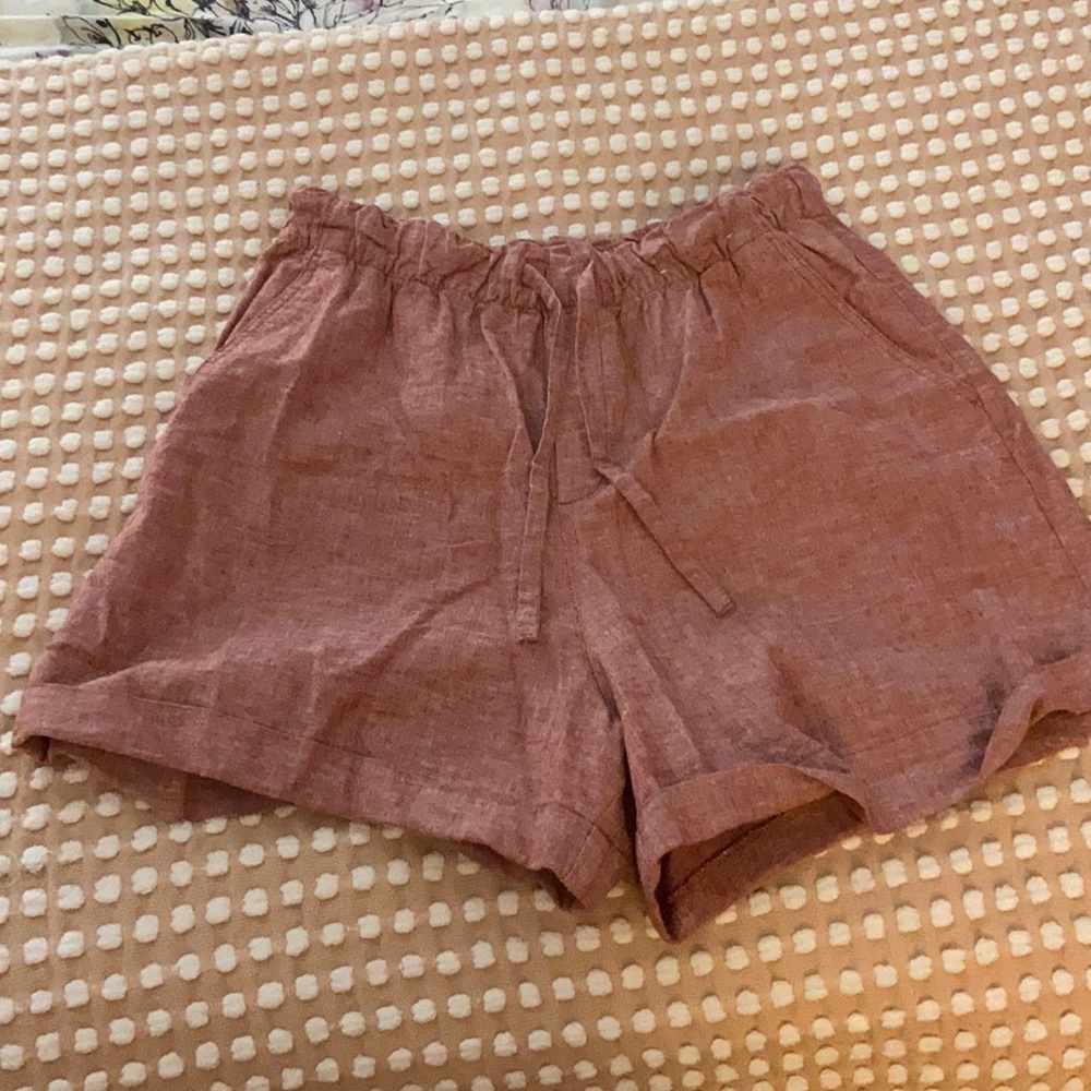 High waisted red linen Uniqlo shorts